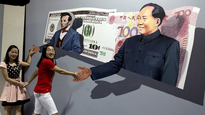 Банкноты США и Китая