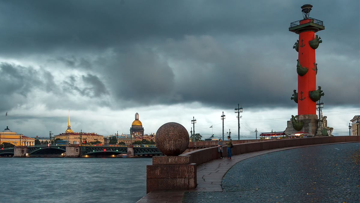 На Петербург надвинулась опасная погода с грозой и ветром