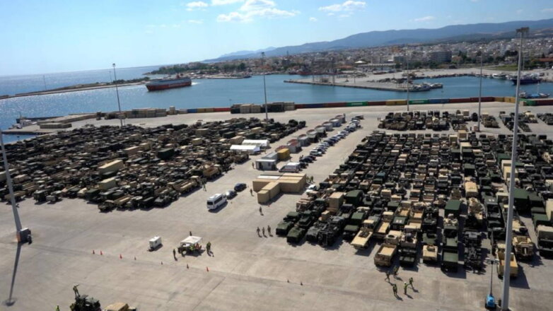 СМИ: НАТО превратил Грецию в постоянный порт для переброски оружия на Украину