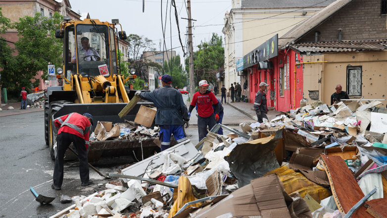 Волонтеры участвуют в разборе завалов на одной из улиц Мариуполя
