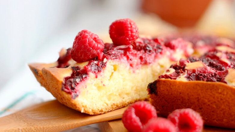30 минут на кухне: ягодный пирог из кислого молока