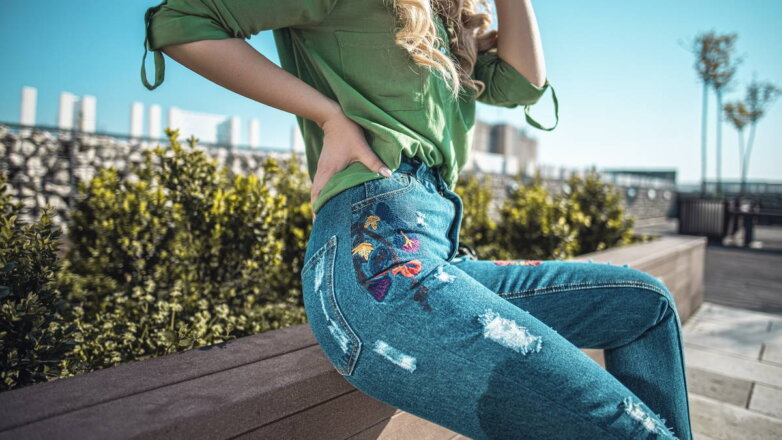 Как выглядеть модно в обтягивающих джинсах: стилист раскрыла простой способ