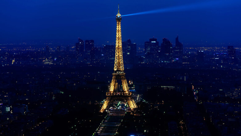 СМИ: мэр Парижа хочет уменьшить время подсветки Эйфелевой башни для экономии энергии