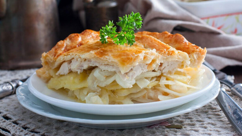 30 минут на кухне: быстрый пирог с курицей и картофелем