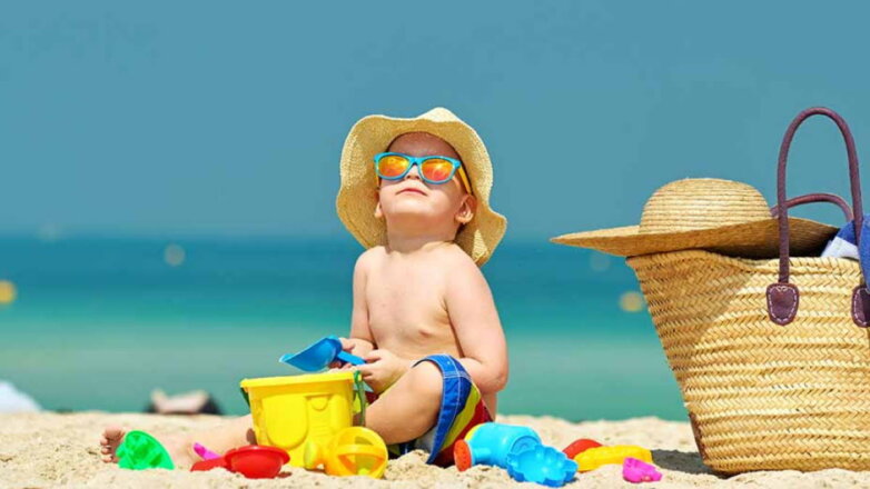 Отпуск-2022: сколько детям можно быть на солнце и какой крем выбрать
