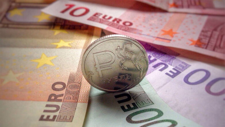 Курс евро на торгах превысил 64 рубля впервые с 8 июня