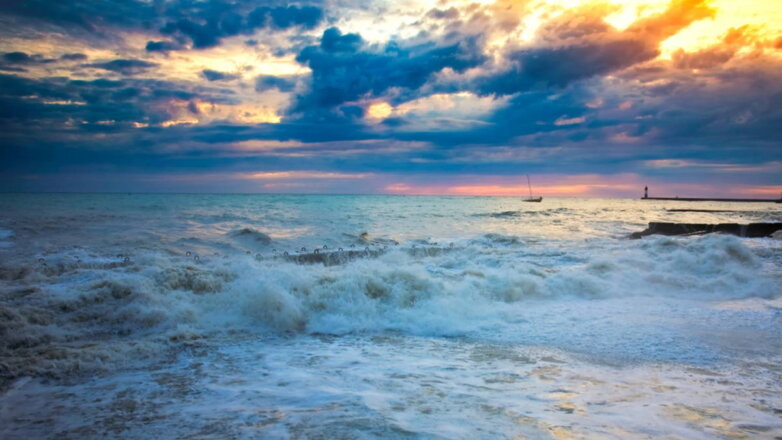 Пляжи в Сочи закрыты для купания из-за шторма, но отдыхать можно
