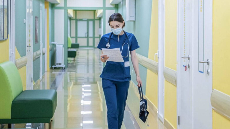 Мурашко указал на нехватку медицинских специалистов в новых регионах России