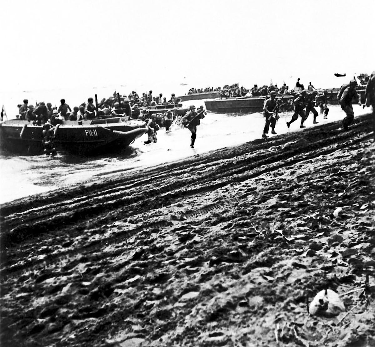 Сражение у острова Саво. Американская морская пехота высаживается на Гуадалканал