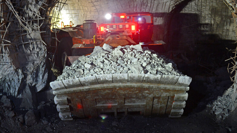 Добыча железной руды в шахте рудника