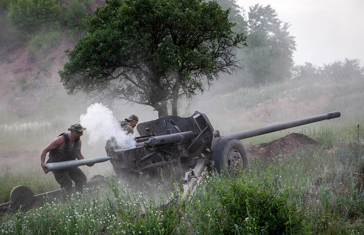 Артиллерийские подразделения Народной милиции ЛНР во время стрельбы по отступающей из Тошковки колонне техники ВСУ.