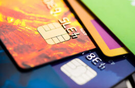 Число выданных кредитных карт в России сократилось в октябре на четверть