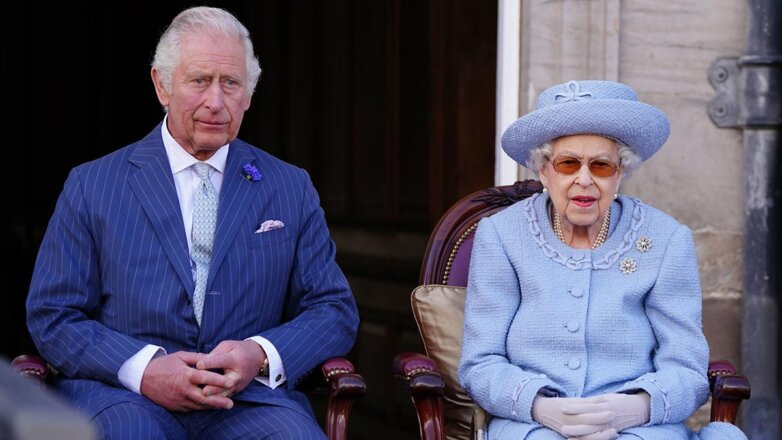 Стало известно о необычных визитах принца Чарльза к Елизавете II