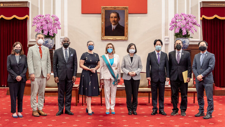 Cпикер палаты представителей США Нэнси Пелоси (в центре) во время визита на Тайвань