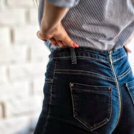 Какие джинсы нельзя носить женщинам с пышными формами: совет от стилиста