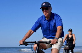 Байдена снова высмеяли за езду на велосипеде