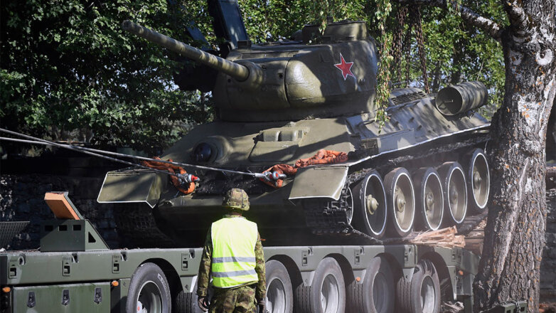 Рабочие демонтируют танк-памятник Т-34 в Нарве, Эстония