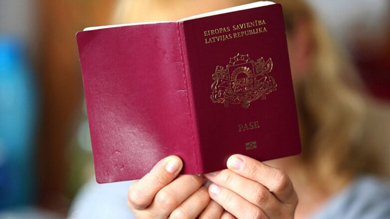 Получившие российское гражданство латыши должны покинуть страну