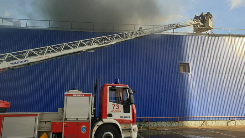 Открытое горение ликвидировали на складе в Москве, где погиб один человек