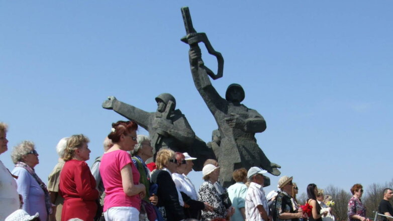 Люди у памятника Воинам Советской Армии в Риге
