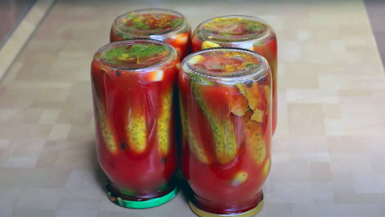 Просто и вкусно: огурцы в томате на зиму
