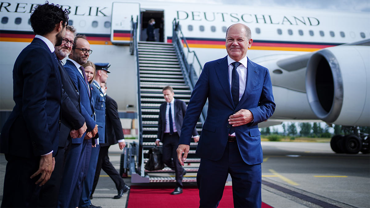 Федеральный канцлер Германии Олаф Шольц (справа) прибывает на встречу в Осло