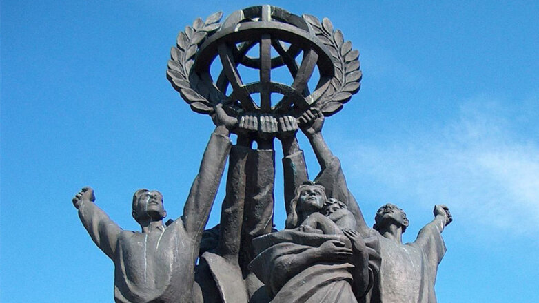 В Хельсинки демонтировали подаренный СССР памятник "Мир во всём мире"