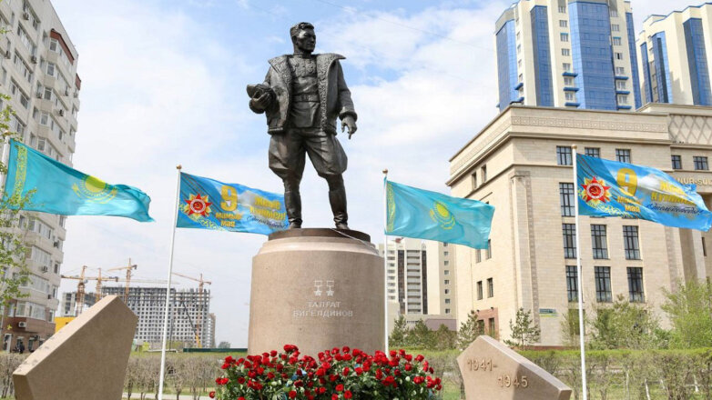 Памятник дважды Герою Советского Союза Талгату Бегельдинову в Нур-Султане