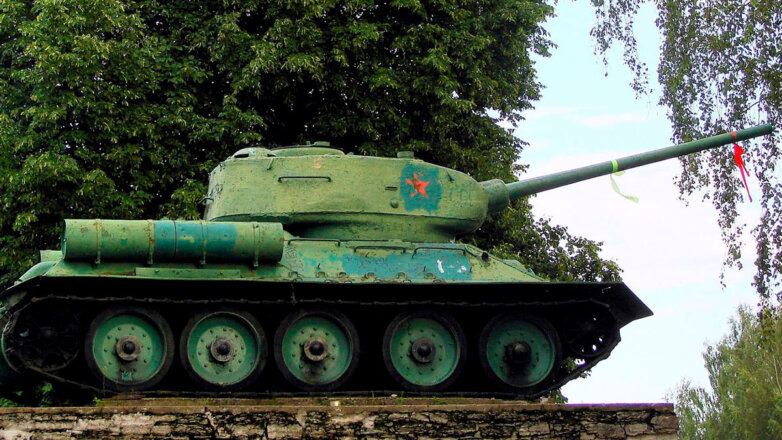 В Нарве приступили к переносу танка-памятника Т-34