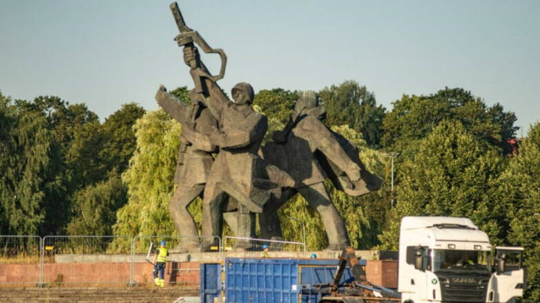 СК возбудил уголовное дело по факту сноса памятника воинам-освободителям в Риге