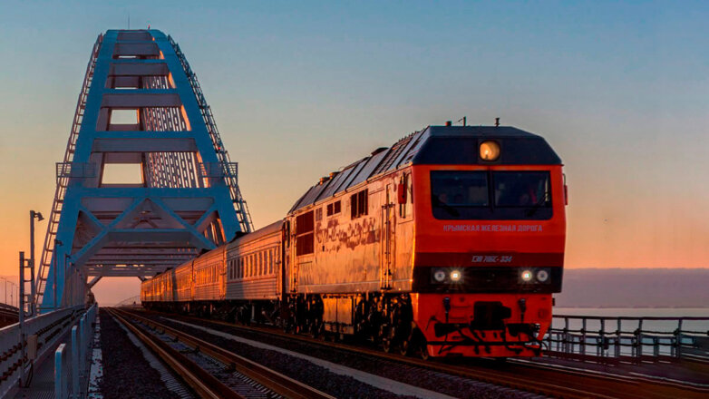 Пассажирский поезд успешно прошел по Крымскому мосту