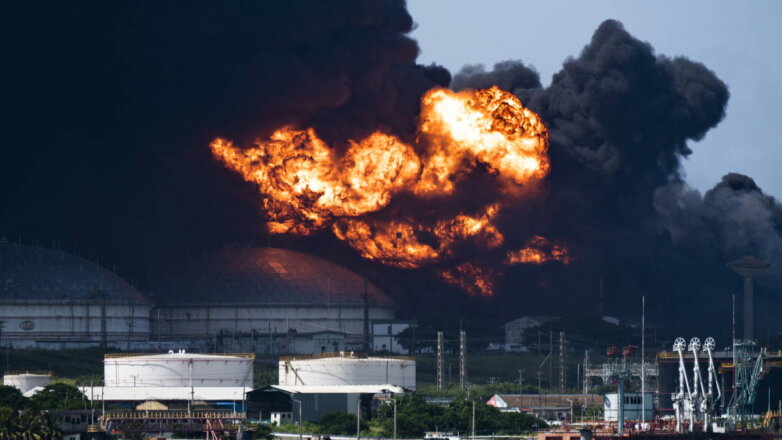 Пожар на базе хранения нефти