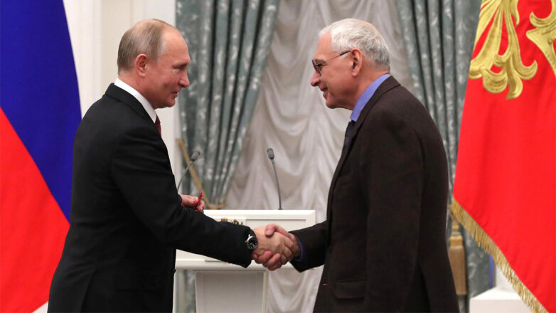 Президент РФ Владимир Путин (слева) и кинорежиссёр Карен Шахназаров (справа)