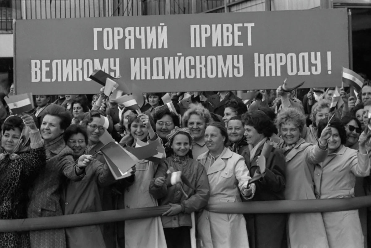 Люди приветствуют Индиру Ганди во время ее визита в СССР