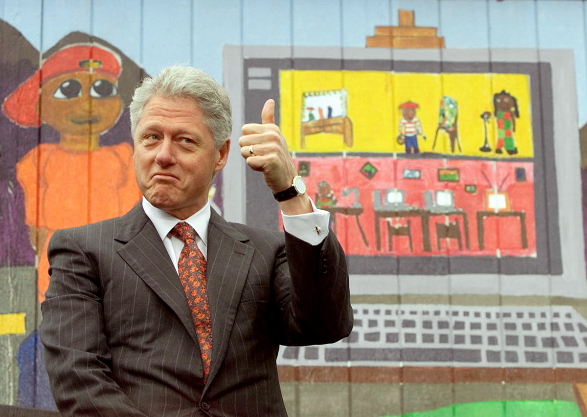 Билл Клинтон на фоне изображения компьютера