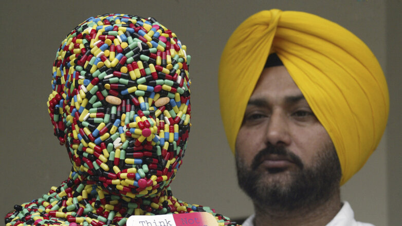 Индийская инсталляция из 3000 таблеток