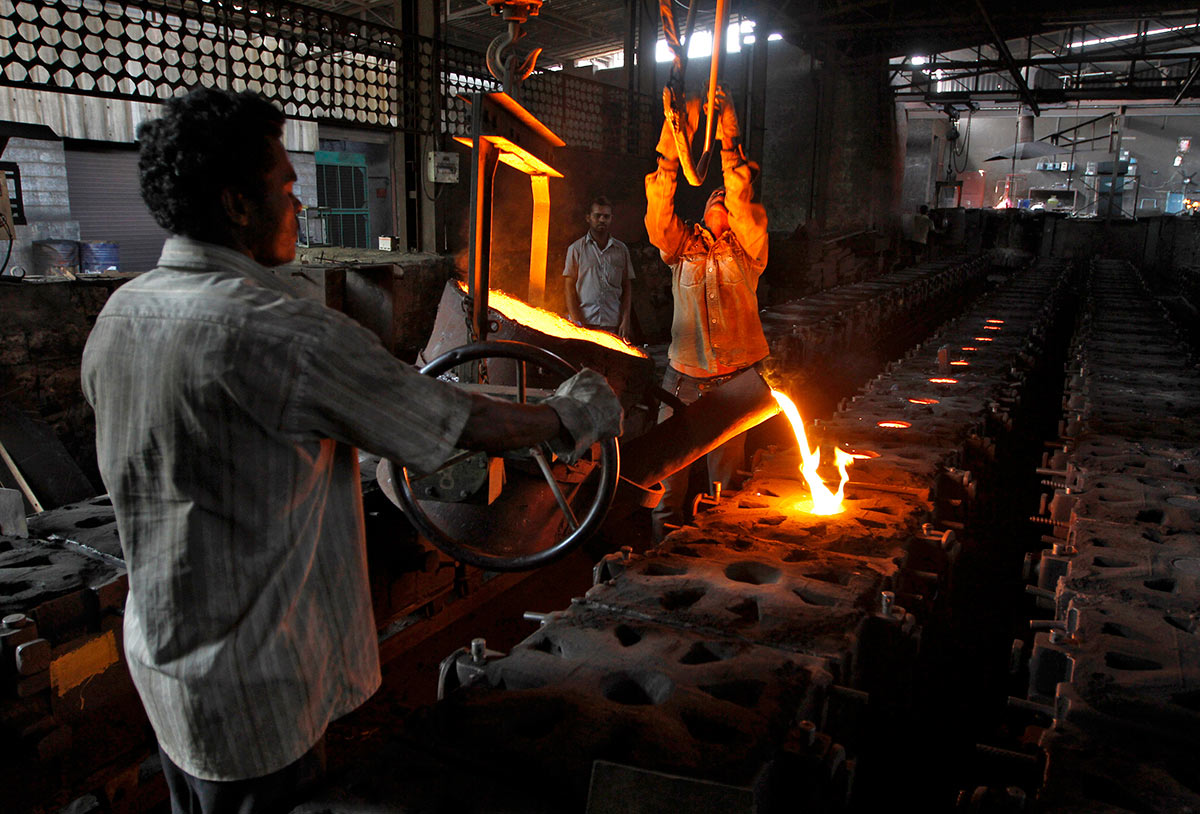 Индийские рабочие у печи на сталелитейном заводе
