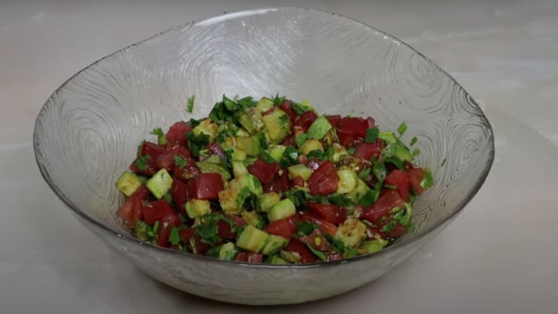 30 минут на кухне: салат из кабачков с чесноком и помидорами