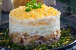 30 минут на кухне: слоеный салат "Ночь" с копченой курицей и шампиньонами