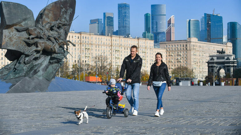 Семья гуляет в парке Победы