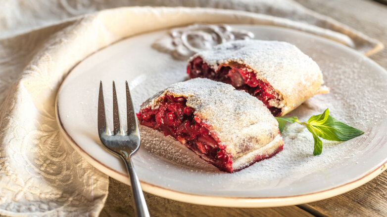 30 минут на кухне: быстрый штрудель с творогом и ежевикой