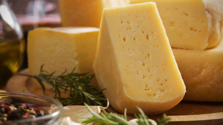 Противоречивый продукт: врач рассказала об опасности сыра