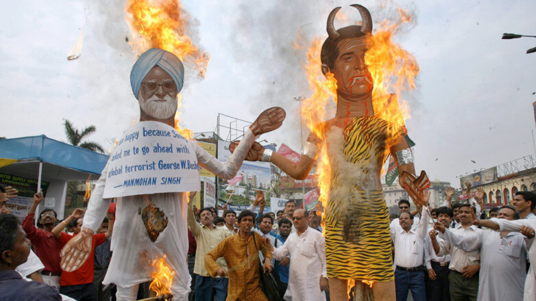 Активисты партии Самаджвади сжигают чучела Джорджа Буша и Манмохана Сингха