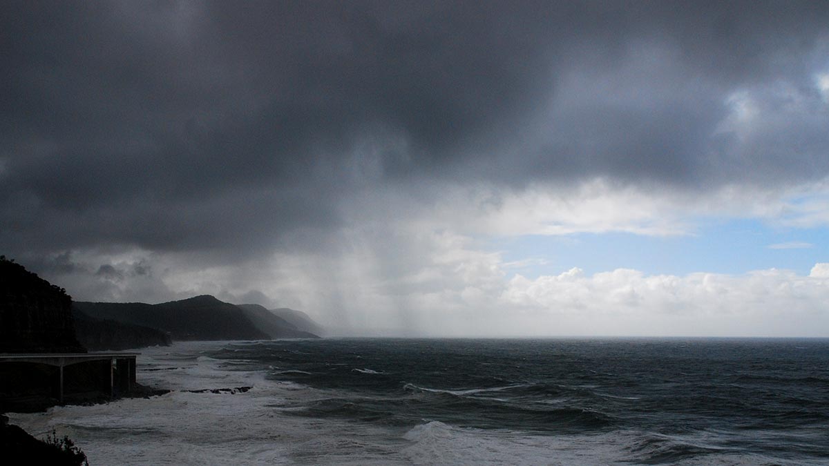 В Крыму объявили штормовое предупреждение из-за ливней и сильного ветра
