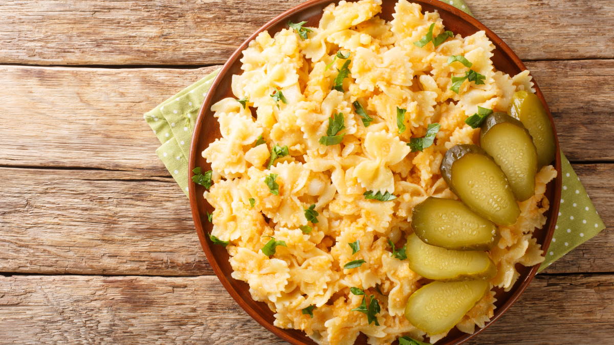 макароны с солёными огурцами