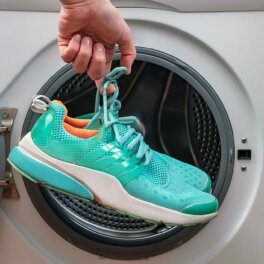 Как постирать кроссовки в стиральной машине: 5 частых ошибок, которые "убивают" обувь
