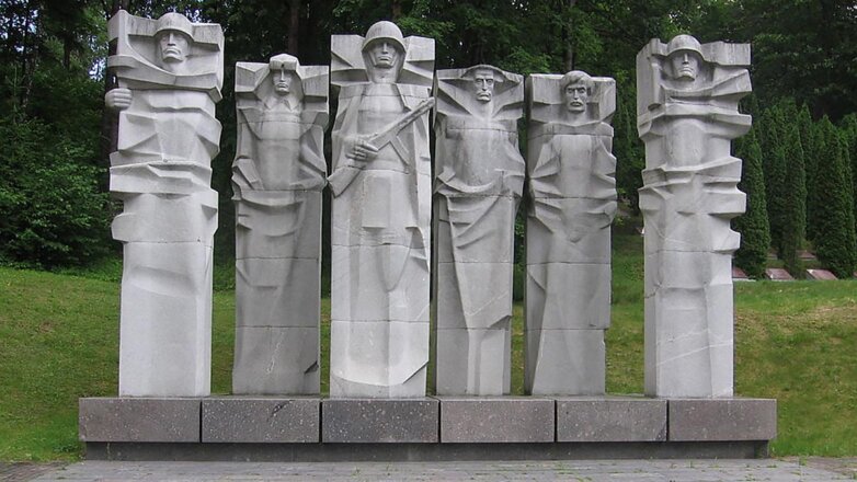 Литва пообещала снести советский мемориал уважительно
