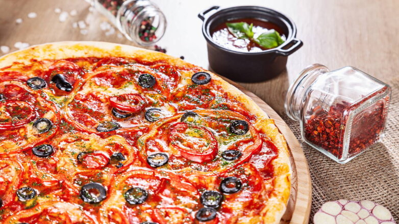 30 минут на кухне: быстрая пицца с салями и моцареллой