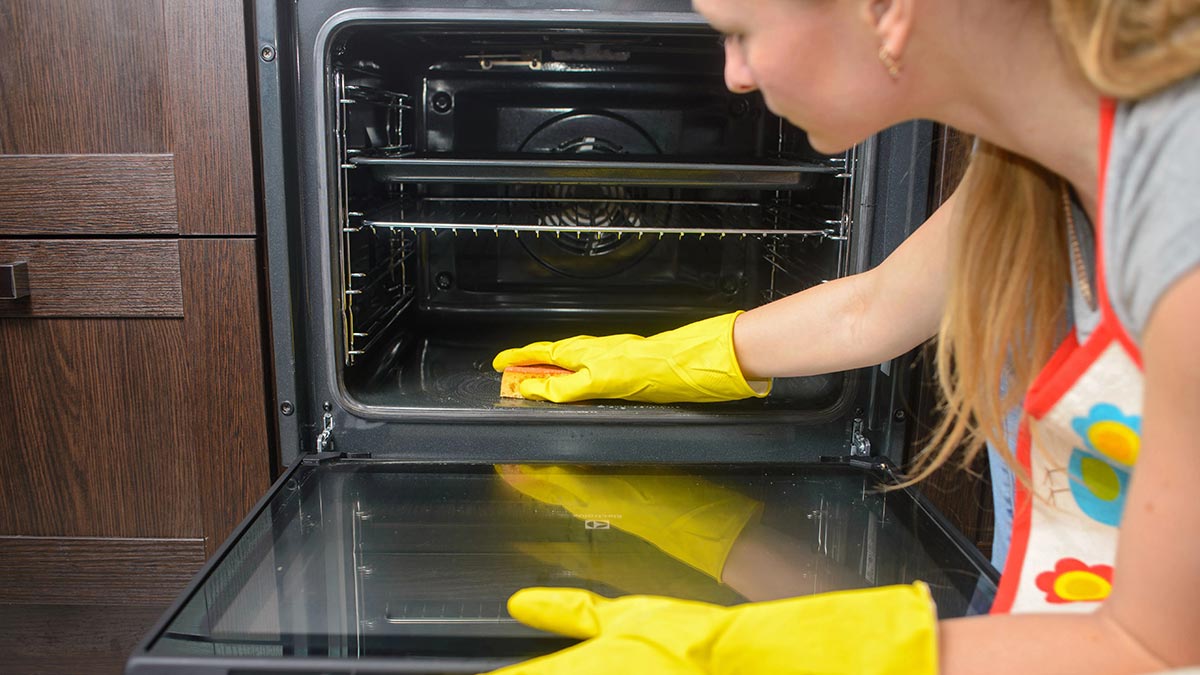 Как правильно почистить духовку и не совершить ошибок: советы экспертов