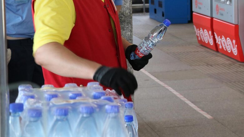 В Москве из-за жары увеличили количество точек раздачи бутылок с питьевой водой